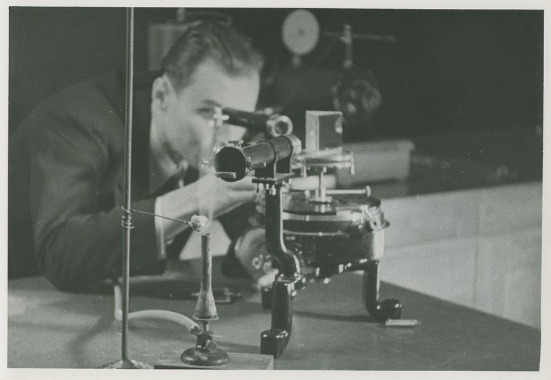Tallinna Tehnikaülikooli õppejõud Georg Mets füüsika katsete demonstratsiooni tegemas, 1938
