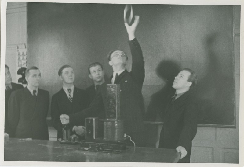 Endel Aruja füüsika katseid demonstreerimas, 1938