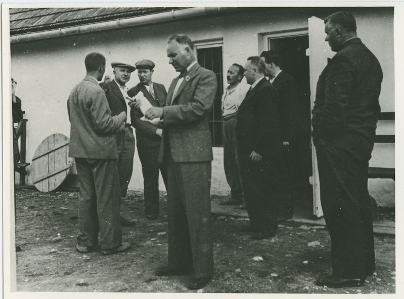 Feliks Tuulre ja grupp mehi Riigi Põllumajanduse Uurimis- ja Katseinstituudis Kuusikul, 1940