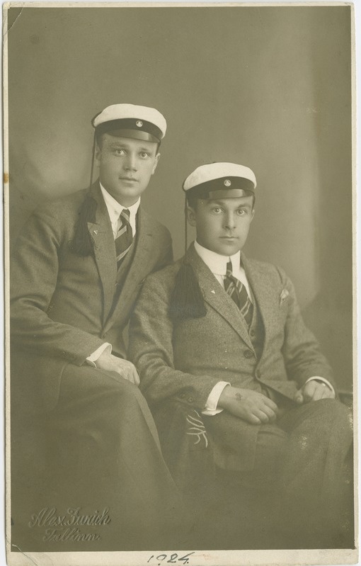 Tallinna Tehnikumi üliõpilased H. Tõnisson (vasakul) ja R. Ambros vormimütsides, 1924.a.