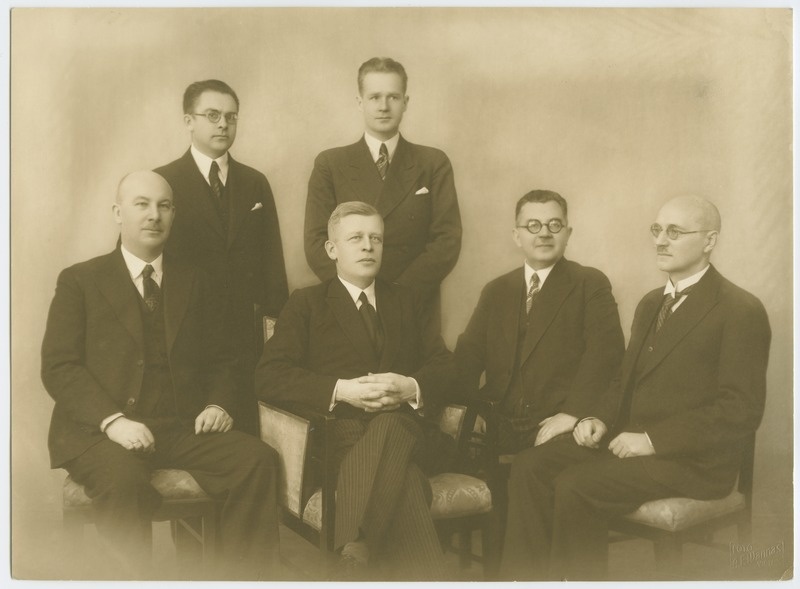 Eesti Inseneride Ühingu juhatus 1933.-1934.a., grupipilt, istuvad vasakult:V. Vöhrman, E. Avik, E. Sommer, V. Reinok; seisavad: R. Ambros ja P. Rebane, puudub A. Lutberg, 1934.a.