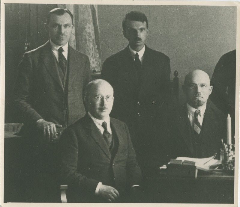 Grupp EV Haridusministeeriumi töötajaid, istuvad Olikk ja Mikelsaar (ministri abi), seisavad Johannes Kiivet ja Jürgenson, 1925.a.