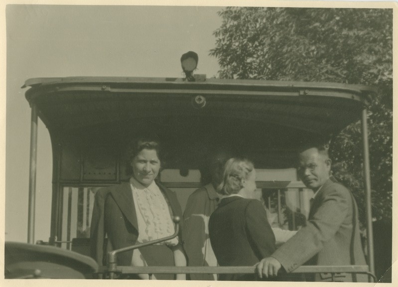 Tallinna Tehnikaülikooli raamatupidajad (vasakult) Väli, Raudsepp ja Mätas Kopli trammiga töölt koju sõitmas, 1938.a.