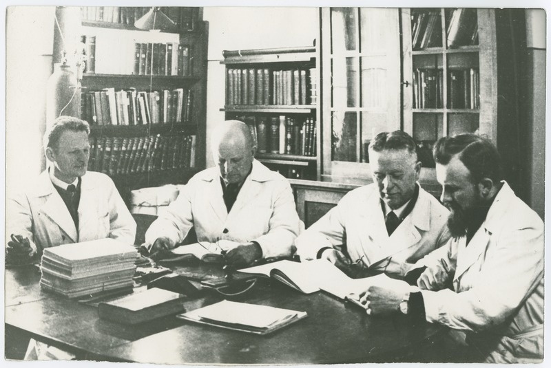 Riikliku Katsekoja keemikud, vasakult: 1) vanemkeemik-eriteadlane N. Gerassimov, 2) abidirektor A. Tikk, 3) vanemkeemik-eriteadlane V. Insler, 4) vanemassistent A. Väärismaa, Tolli 8, 1940.a.