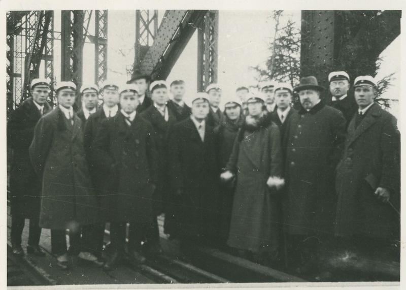 Narva raudteesilla avamisel prof. O. Maddison (abikaasaga) koos Tallinna Tehnikumi üliõpilastega, 1920. aastad
