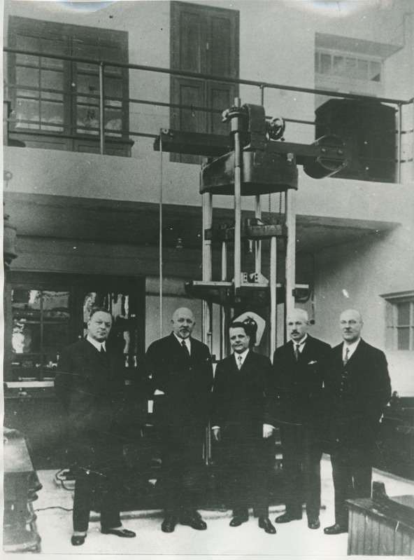Tallinna Tehnikumi tugevuslaboratoorium, pressi juures seisavad prof. O. Maddison ja külalised. Vasakult 2. prof. Maddison, 4. ins. F. Peterson, 5. ins. E. Leppik, ca 1933.a.