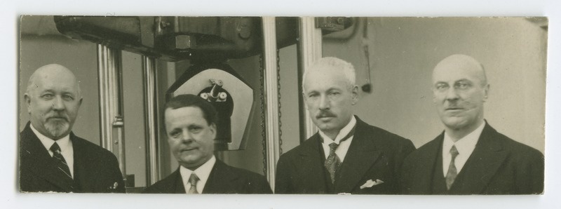 Tallinna Tehnikumi tugevuslaboratoorium. Prof. O. Maddison külalisega. Väljalõige fotost. , ca 1933.a.