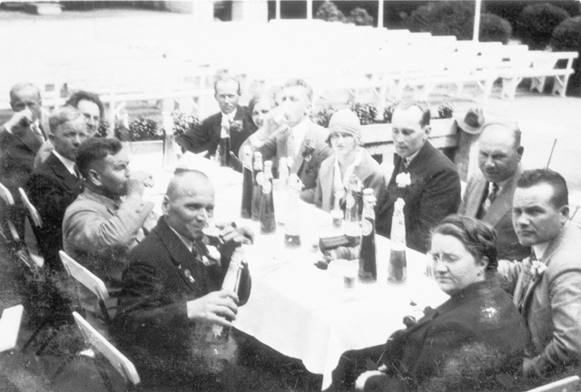 Seltskond "Vanemuise" aias lõunasöögil