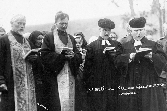 Vaimulikud Kärstna Vabadussõja mälestussamba avamisel