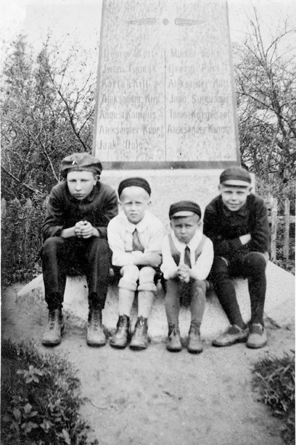 Lapsed Lalsi Vabadussõja mälestussamba ees