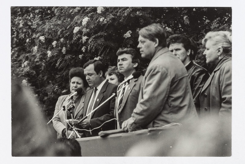 Pidustused "Elupuu" avati 14. juunil Vinnitsa asula keskväljakul, kuhu oli püstitatud ajutine tribüün.