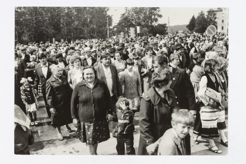 Pärast avatseremooniat asula keskväljakul, osavõtjad (üle tuhande?) sõidavad peoväljakule.