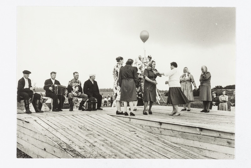 Peale "ametlike" esindajate esinesid ka teised osavõtjad-tantsuhuvilised.