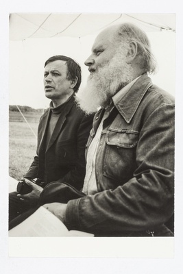 A. Peterson vetleb karjala kirjaniku Armas Miðiniga.  similar photo