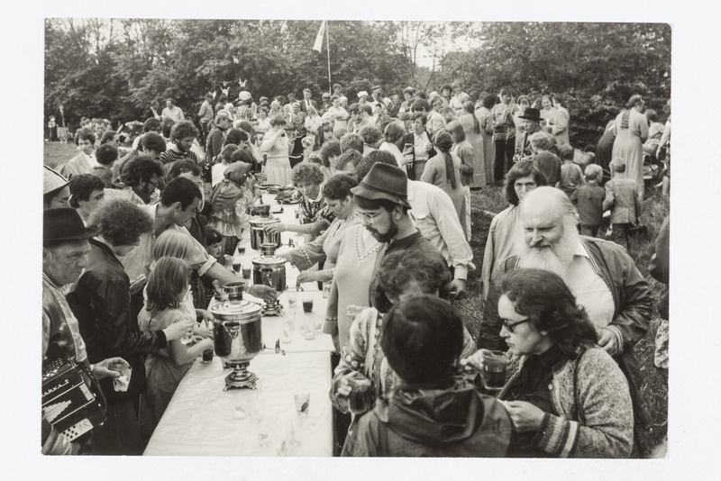 Vepslaste pidustustest osavõtjaid 15. juunil 1987. aastal kostitati tee, piima ja rahvuspirukatega.