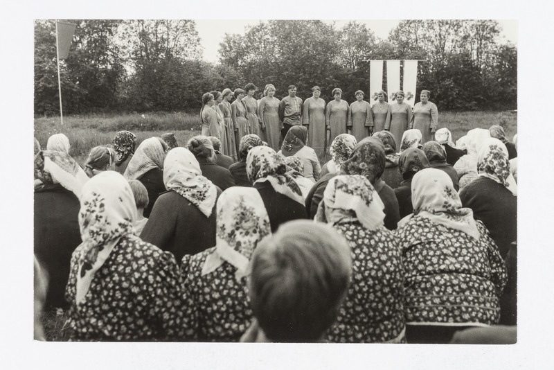 Esineb küla laulukoor. Tegelikult esinejaid mitmest külast.