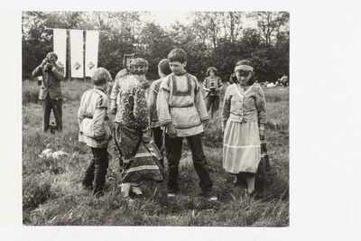 Saamide folklooriansambli nooremad liikmed vepslaste pidustustel 15.06. 1987.  duplicate photo