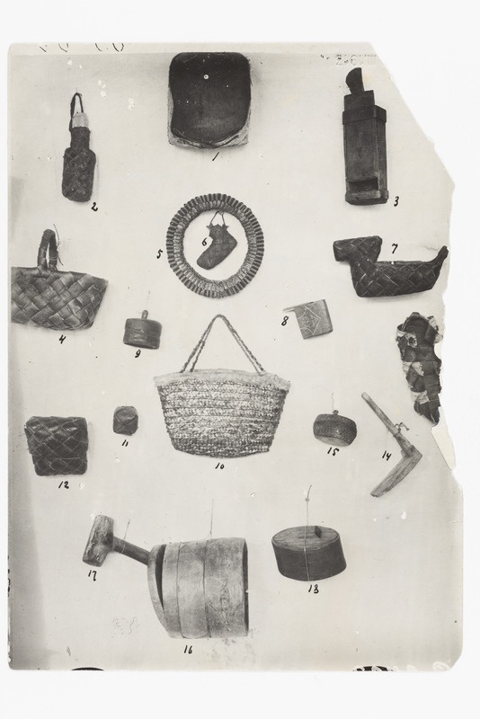 Asjad koduses majapidamises: potialus, kasetohust viisk, korvid, nõud, soolatoosid, võitoosid, õlgedest märss jm.