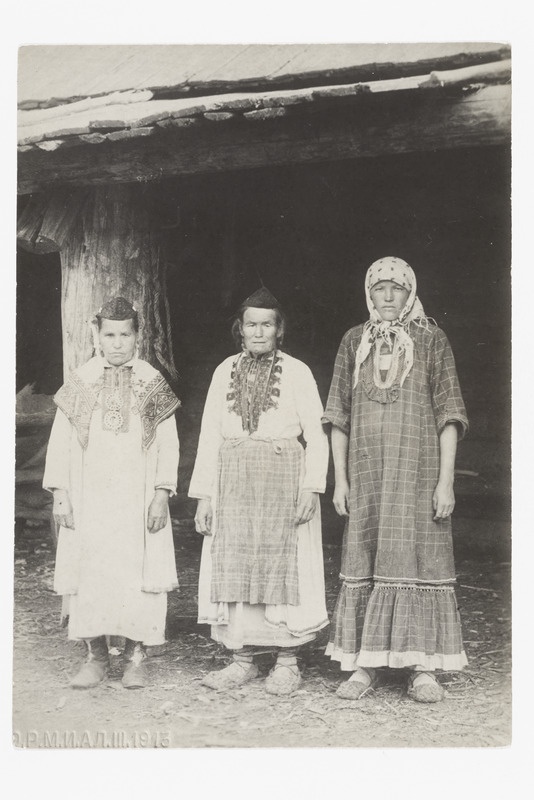 Tšeremissi ehk mari naised rahvariietes Rabaki külas Birskii maakonnas