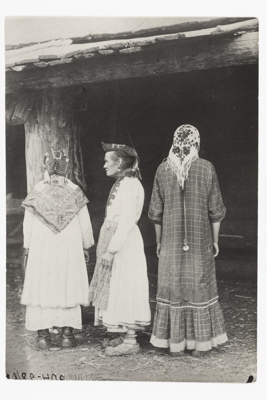 Tšeremissi ehk mari naised rahvariietes Rabaki külas Birskii maakonnas