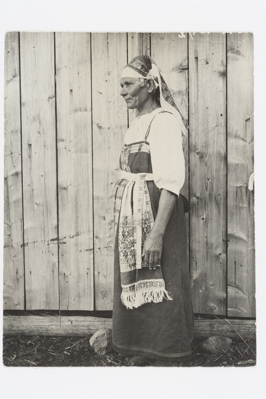 Vadja naine rahvariietes, 1926. a.