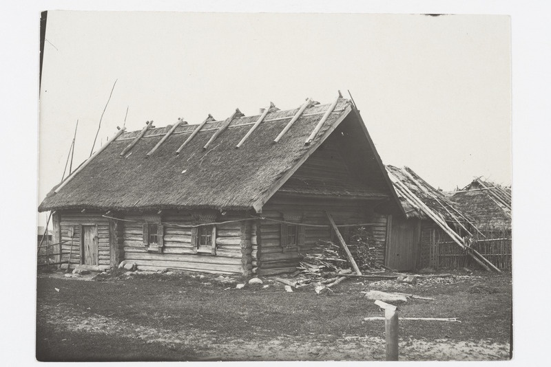Isurite õlgkatusega suitsutare Logi külas, 1926. a.