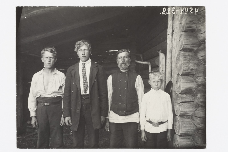 Vadja perekond: isa ja 3 poega 1926. a.