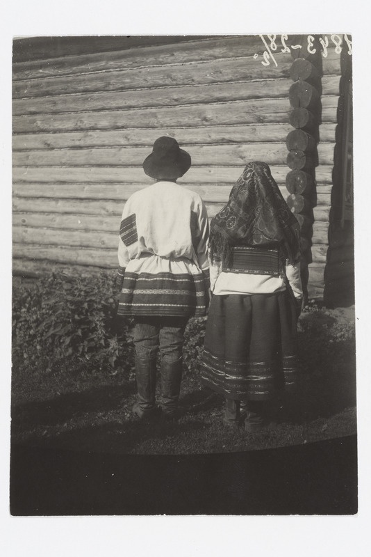 Rahvariides mees ja naine 1928. a.