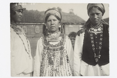 Rahvariietes mordva neiud 1928. a.  duplicate photo