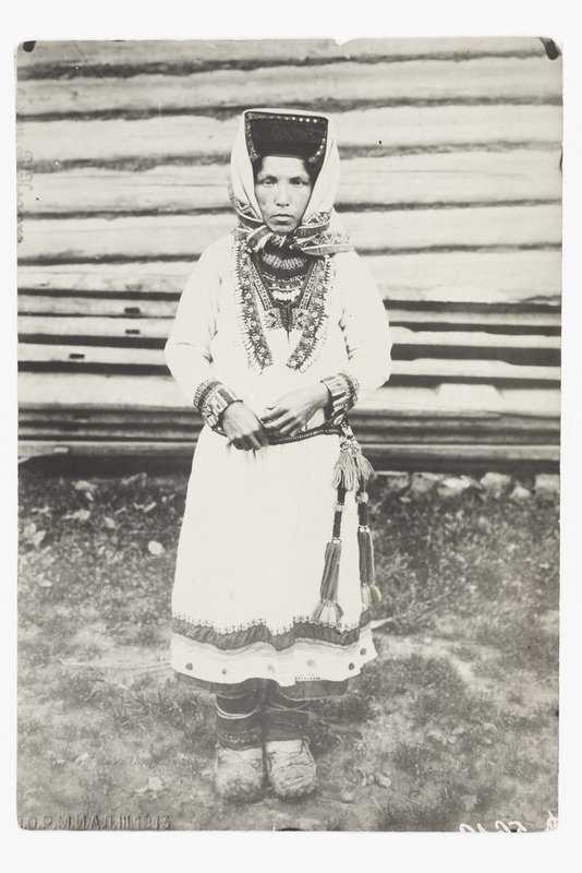 Tšeremiss ehk mari, naine rahvariietes 1909. a. Pižmõ külas