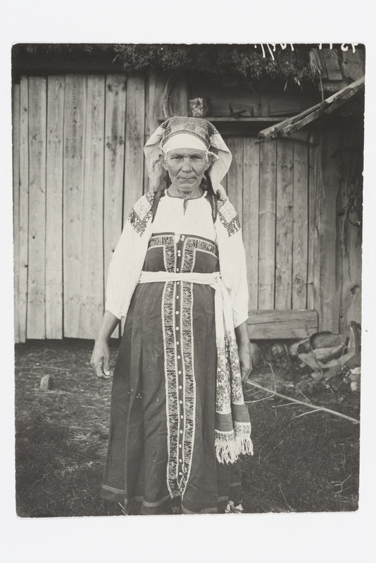 Vanem vadja naine rahvariides 1926. a. Karakolje k. Kingissepa maakonnas