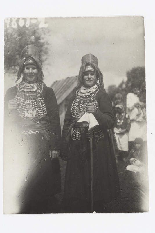 Erza neiud rahvariietes, pulmakutsujad 1928. a.