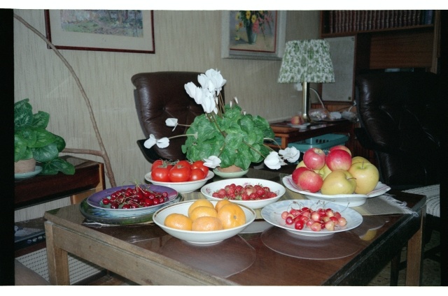 Puu- ja köögiviljad ning marjad laual Teetlauside Tallinna korteris