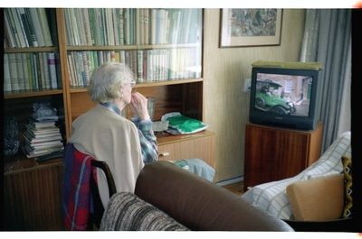 Helge Teetlaus oma Tallinna korteri elutoas telekat vaatamas  similar photo