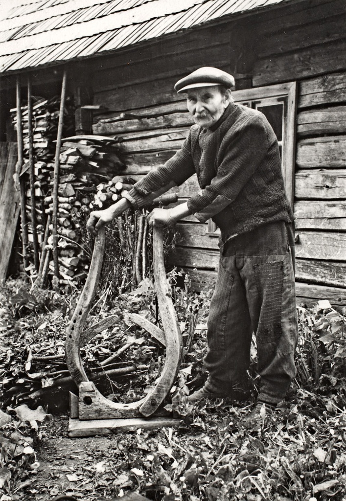 Mart Alatare demonstreerimas enda tehtud "Ao tegemise pressi" (60 a. vana), Külakubja t, Raja k, Vändra khk