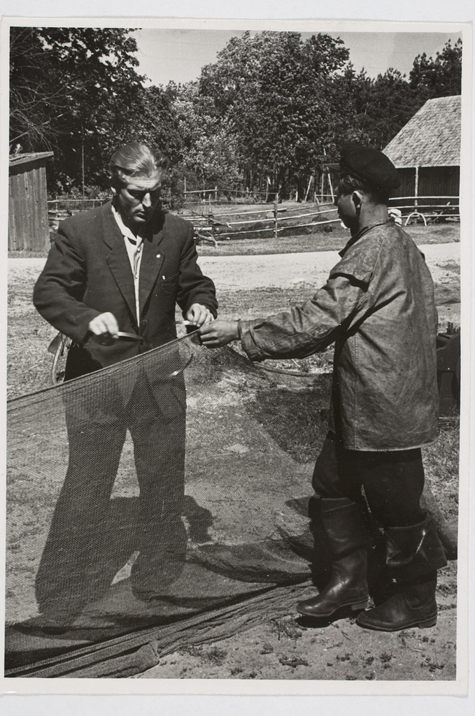 Noodalina mõõtmine, vasakul kolhoosi esimees Endel Mäll, Jaagupi k, Häädemeeste khk