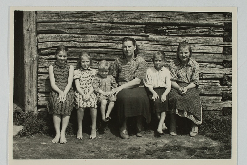 K. Adami perekond, mis oli üks lasterikkamaid kolhoosis, Aasamäe t, Oriküla, Vändra khk