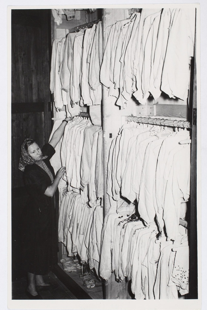 ERMi laborant Lehti Konsin magasineerimas Muhu, Hiiu, Kihnu, Harju- ja Järvamaa käiseid