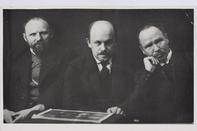 Kunstnikud Kristjan Raud, Nikolai Triik ja Hans Laipmann  duplicate photo