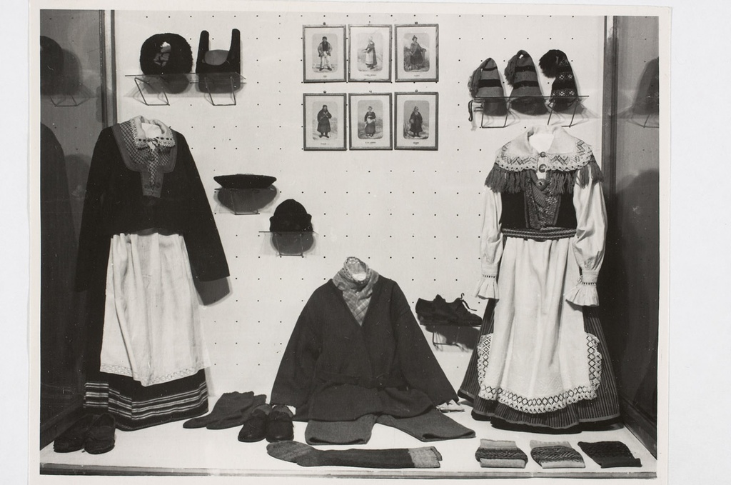 Püha ja Mustjala rahvarõivaid näitusel