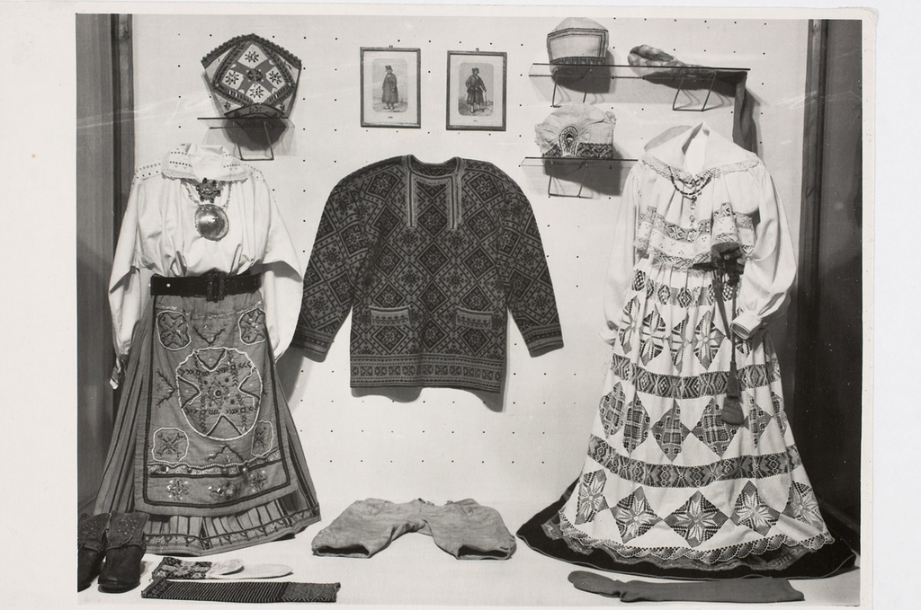 Muhu pruudi ja Pühalepa naise rõivastus näitusel