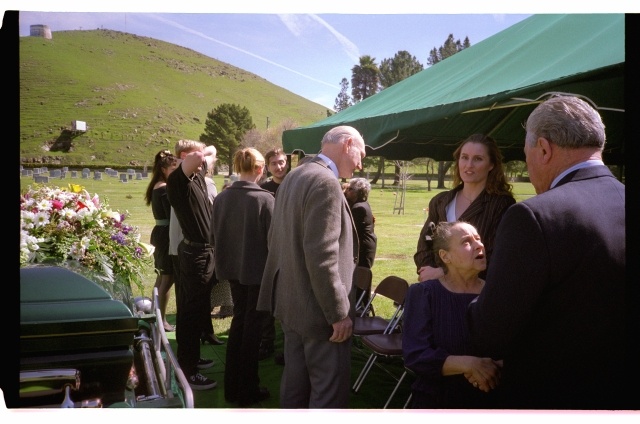 Hans Mägeri matused Lady Family Sutcliffe kalmistul San Luis Obispos, USAs