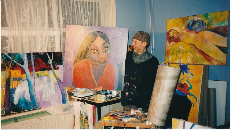 Jüri Jürna ateljees oma piltidega