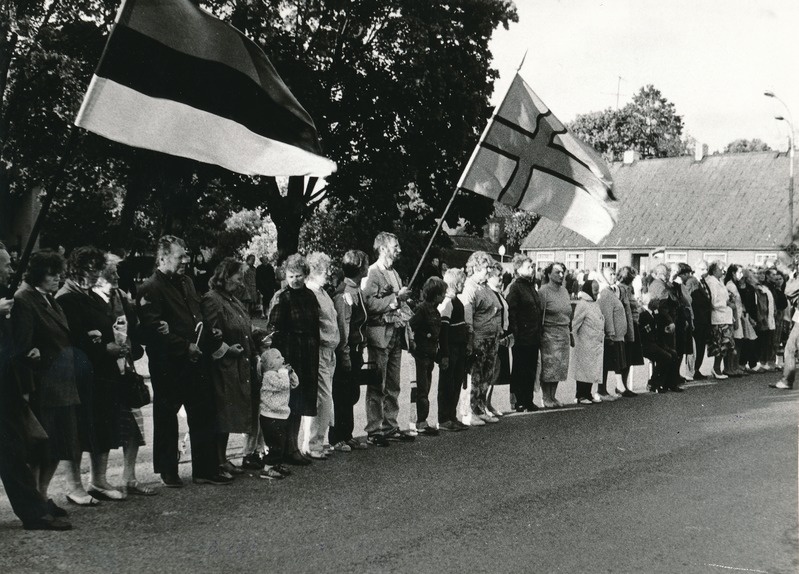 Balti kett, rahvas seisab lippudega
