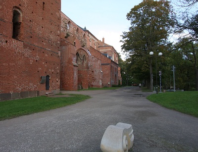 Toomkiriku varemed, lõunapoolne külgsein rephoto