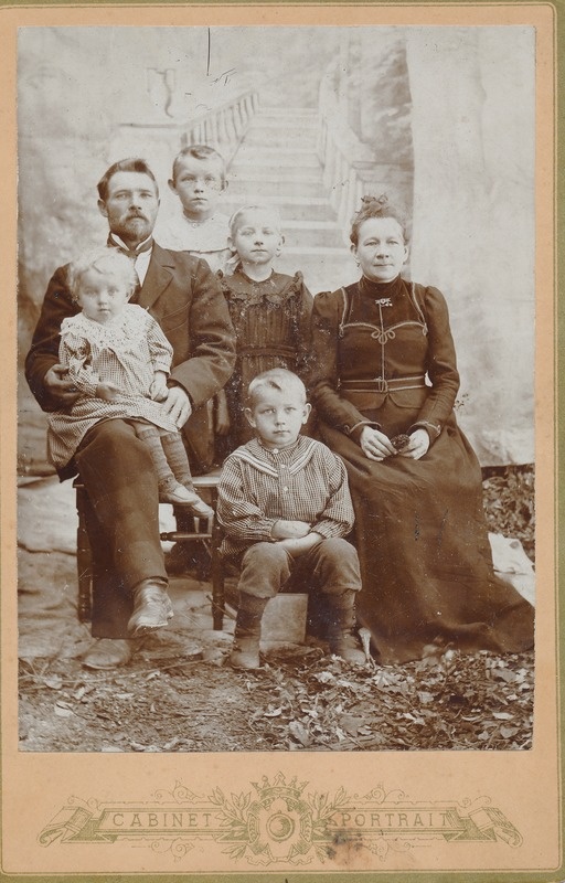 Jakob Liiv ja tema abikaasa Rosalie Liiv lastega