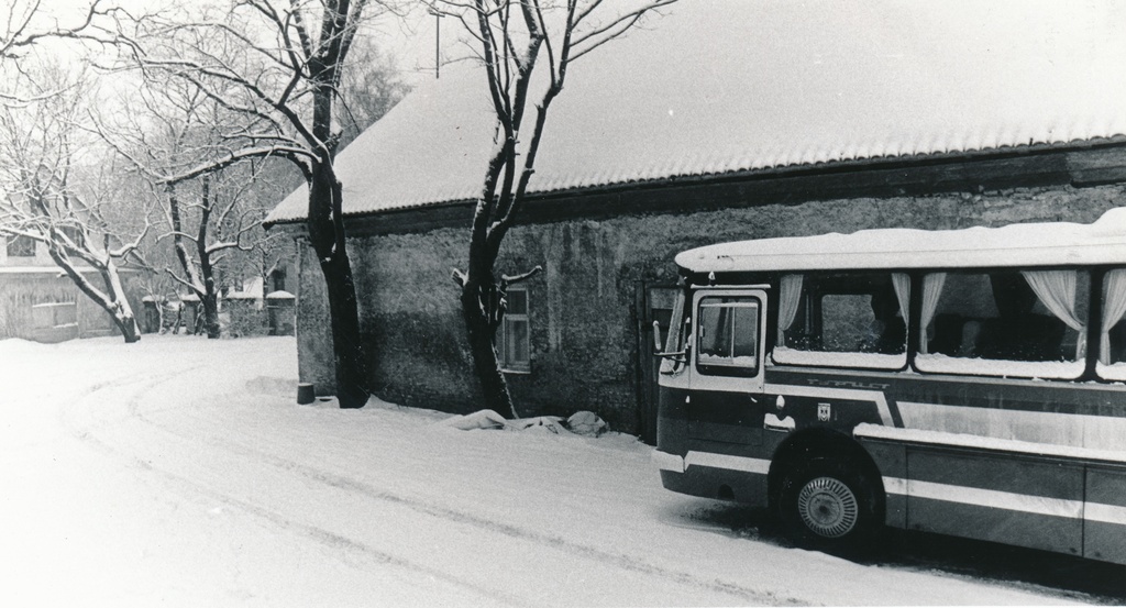 Rakvere Teater, teatri õuel buss