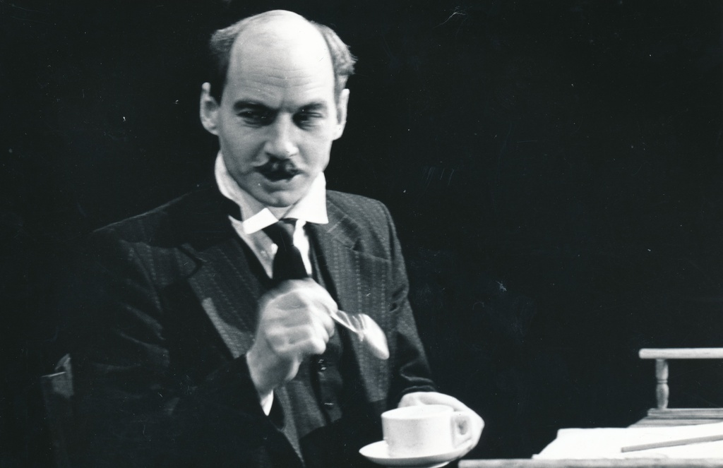 Rakvere Teater, lavakava Õhtu apteekriga ehk Tii