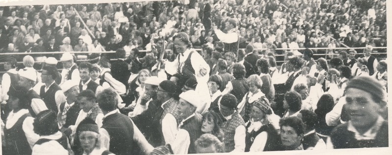 Rakvere rahvatantsujuht Leonide Viires tantsijatega rahvakunstiõhtul Tallinnas 1965