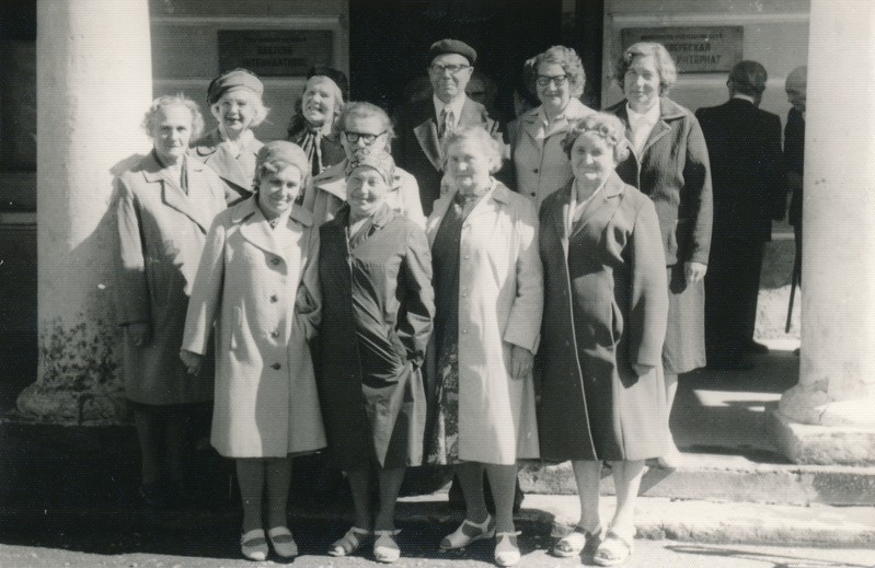 Rakvere Õpetajate Seminari vilistlased koolimaja trepil